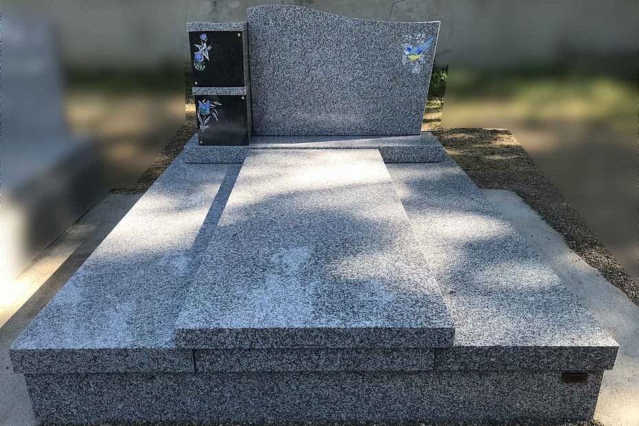 Monument avec stèle et cavurnes